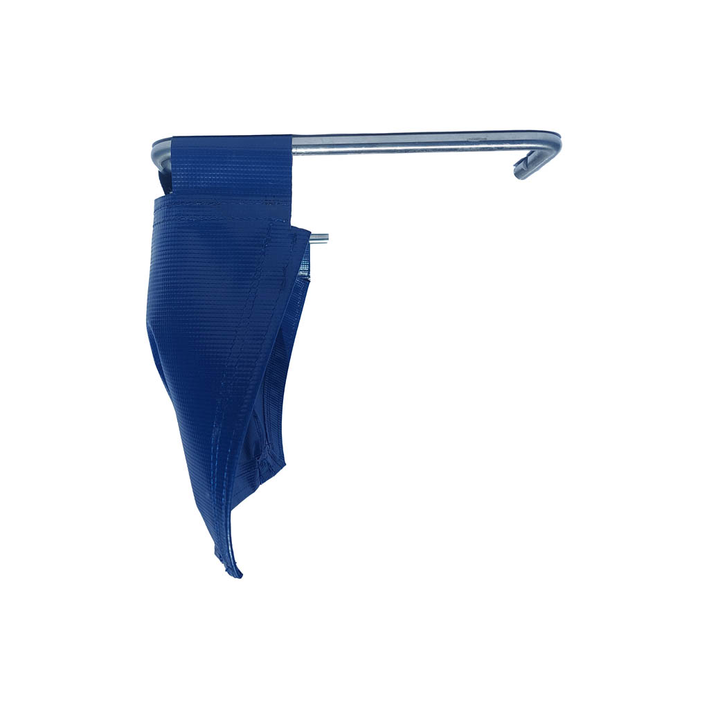 Vista lateral de un capacho utilizado en procesos de transporte y selección de frutas.