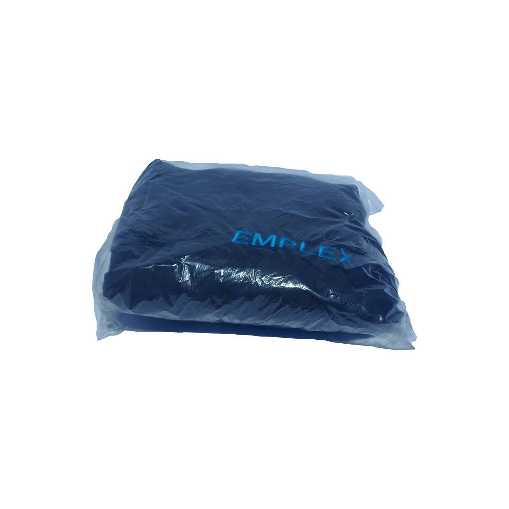 Vista de la funda doblada y empacada, lista para su uso.