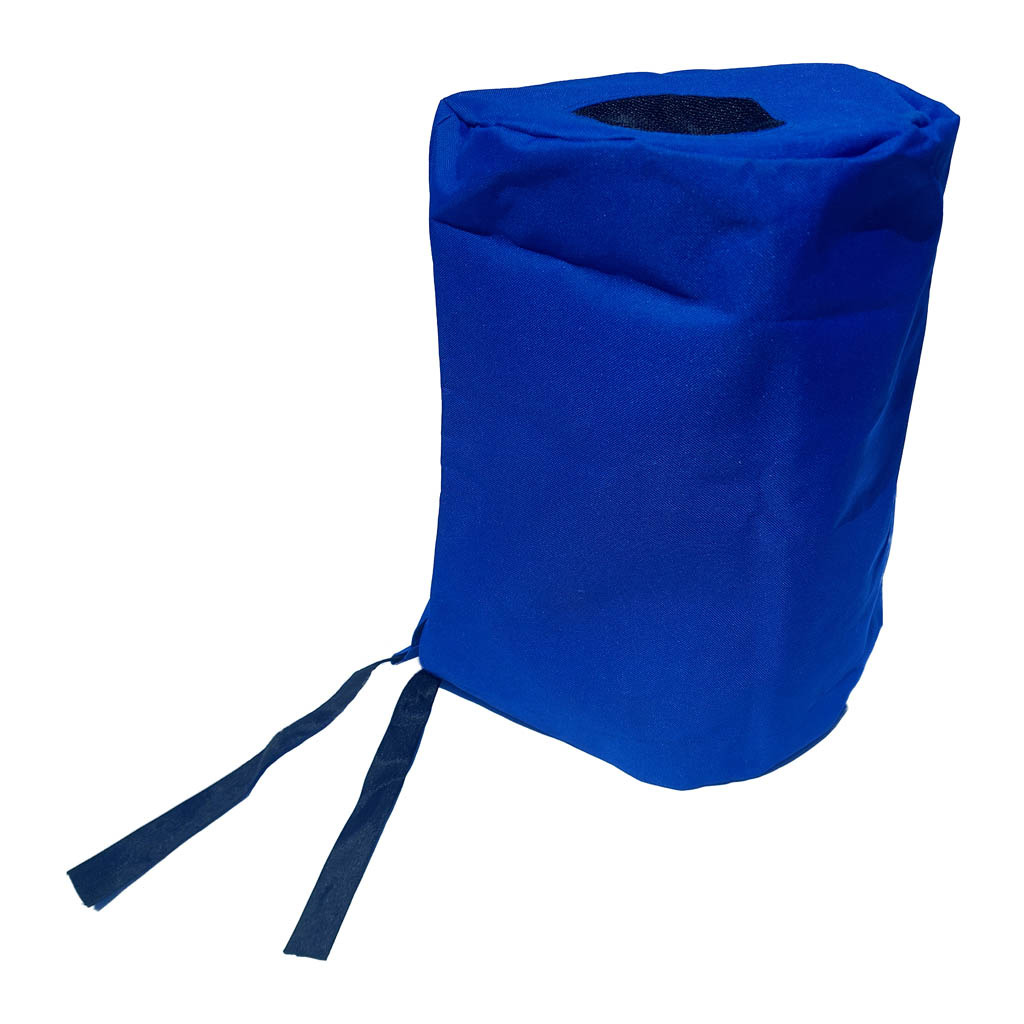 Vista frontal en acercamiento de la funda protectora para motor, destacando las costuras reforzadas