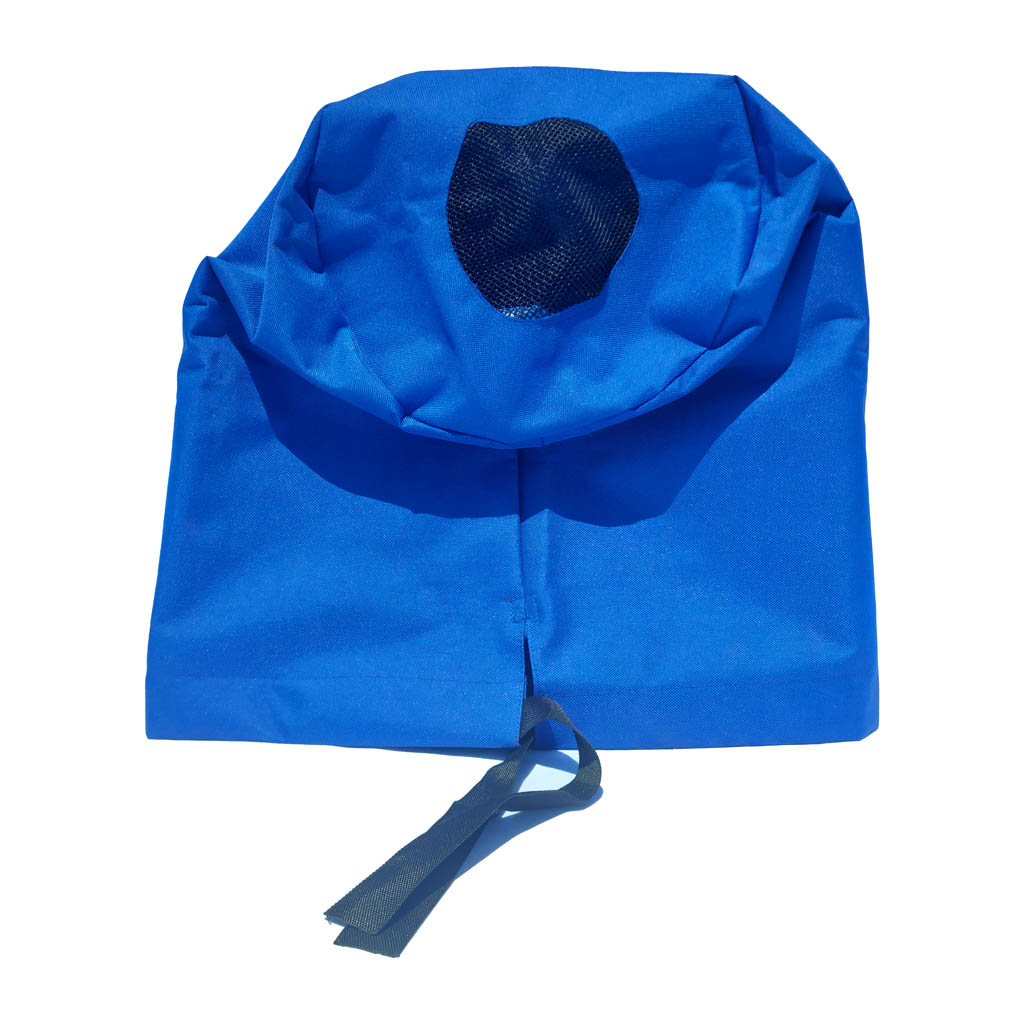 "Vista de la funda protectora doblada, mostrando su facilidad de almacenamiento y transporte.