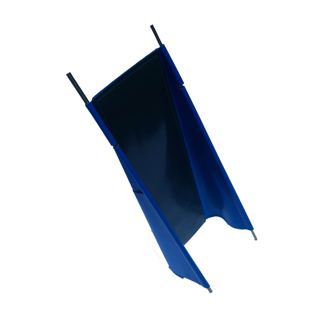 Vista en ángulo de la bajada plegable, destacando su diseño robusto.