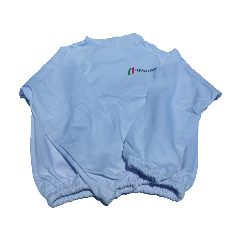 Vista polero frontal personal que manipula alimentos mangas con puños